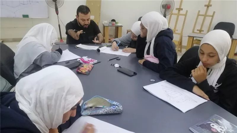 "من أساسيات الرسم إلى أسرار الخزف"، مجمع 15 مايو للفنون يلهم عقول النشء والشباب