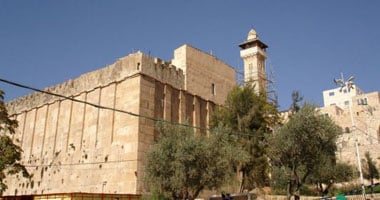 بوابة حديدية تعزل أحياء الخليل القديمة.. وتشديد القيود على الحرم الإبراهيمي
