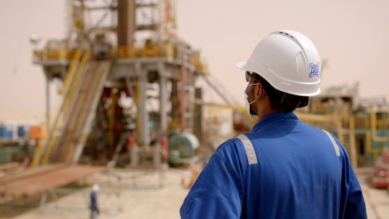 أكبر حقل نفط بري في الإمارات يعزز كفاءة الإنتاج بمناقصة جديدة