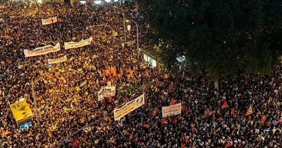 آلاف البرتغاليين يحتجون.. الإيجارات تدفع الشباب للعودة إلى منازل الأهل..فيديو