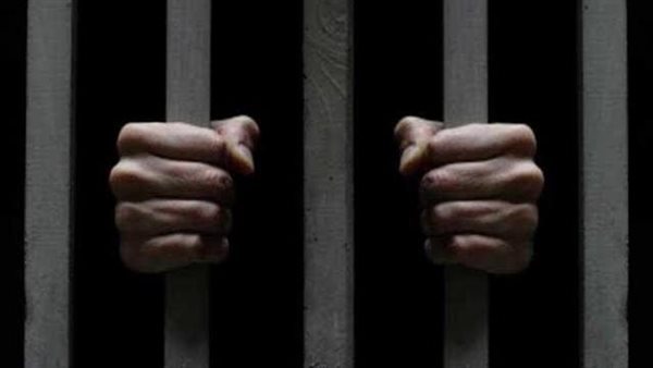ملابس ممزقة و3 أسلحة بيضاء، تجديد حبس المتهم بقتل شقيقه بمصر القديمة