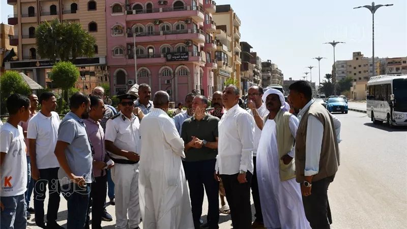 محافظ أسوان يتفقد حي الرضوانية ويستمع لمطالب الأهالي