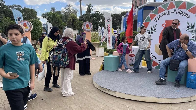 من 12 جنيهًا للزبادي إلى 395 جنيهًا للسمن الجاموسي، أسعار منتجات مهرجان الجبن المصري (صور)