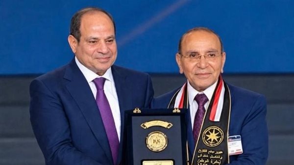 شيخ الأزهر يهنئ اللواء محمد رضا عوض بتكريم الرئيس السيسي تقديرًا لجهوده بحرب أكتوبر