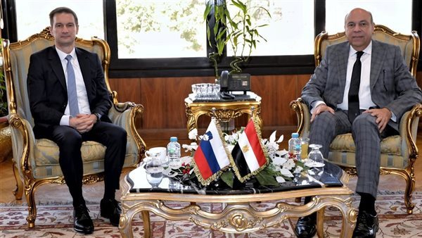 وزير الطيران يبحث مع السفير السلوفيني سبل تعزيز الربط الجوي