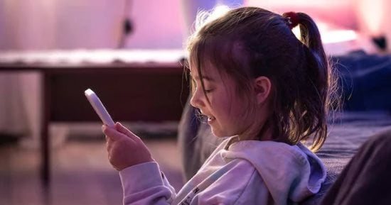 امتلاك طفلك للموبايل فى سن 12 عاما يهدد صحته بهذه الطريقة.. دراسة توضح