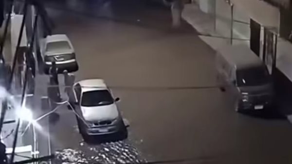 كسر مفاجئ بماسورة مياه رئيسية يتسبب في غرق الشوارع جنوب الفيوم (صور)