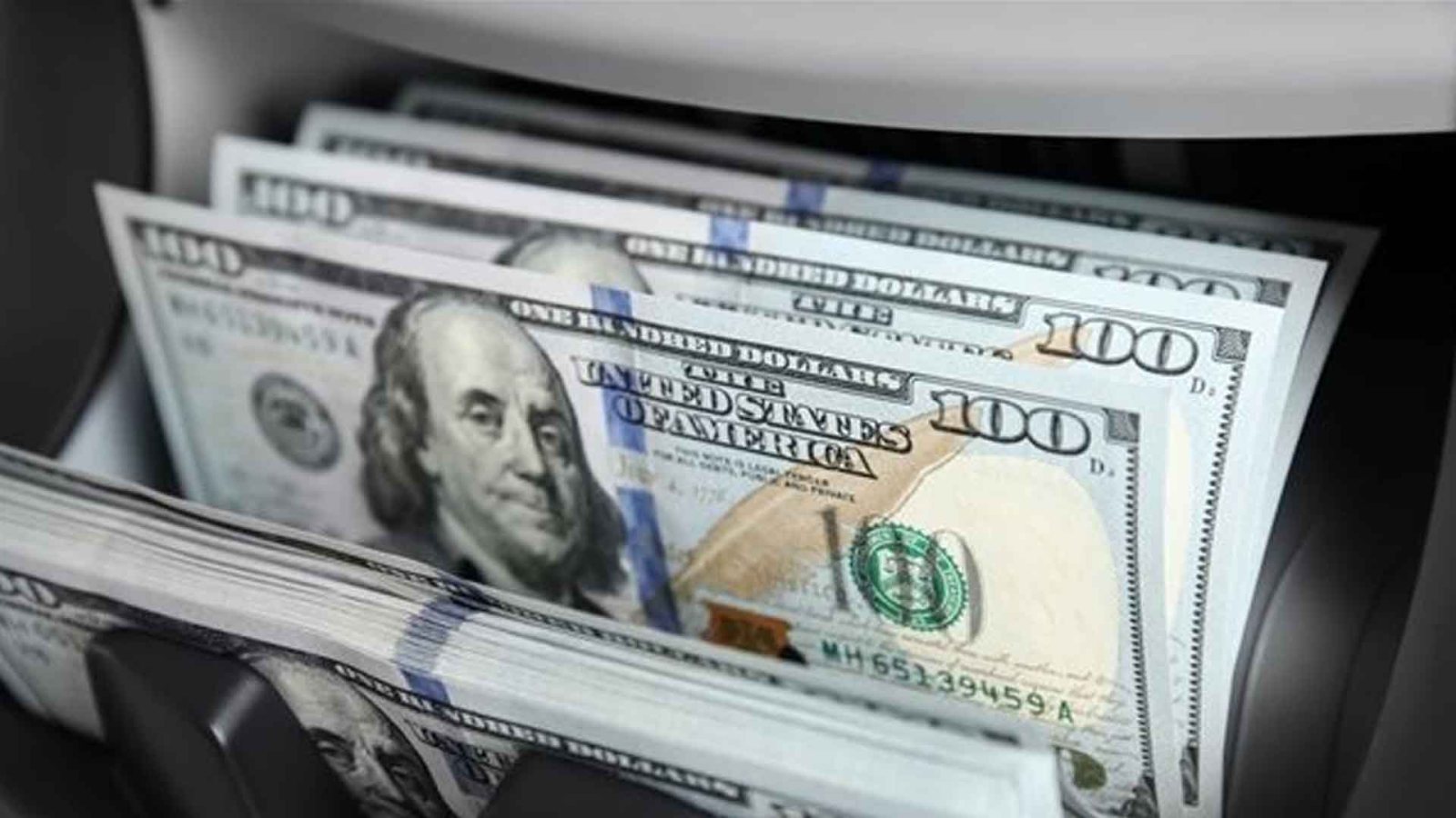 ‏الدولار يهرول نحو 145 ليرة جديدة