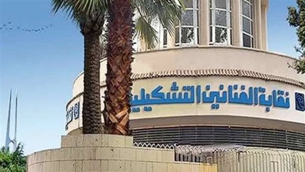 بعد واقعة الفرنسي برنار فينيه، "التشكيليين": الأهرامات ليست غطاء لقرارات تتجاهل الاعتبارات الوطنية