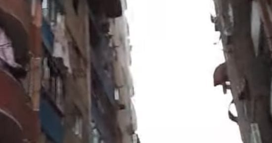 الاستماع لأقوال شهود عيان في محاولة شاب القفز من عقار بالمنيب.. صور