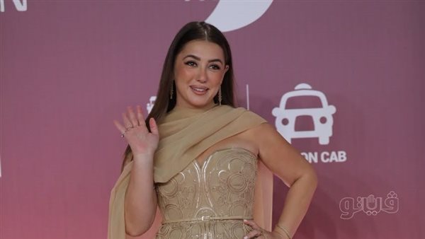 كندة علوش تنشر البهجة برقصة إيقاعية في مهرجان الجونة (فيديو)