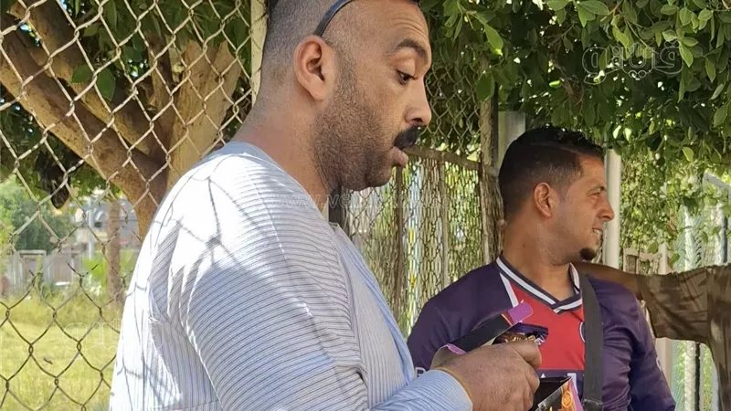 شباب يوزعون الحلوى والبسكويت بعد صلاة الجمعة في مسجد سيدي عبد الرحيم (فيديو)