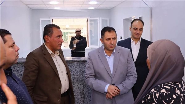 محافظ دمياط يفاجئ قرى كفر البطيخ ويصدر قرارات عاجلة للتيسير على المواطنين
