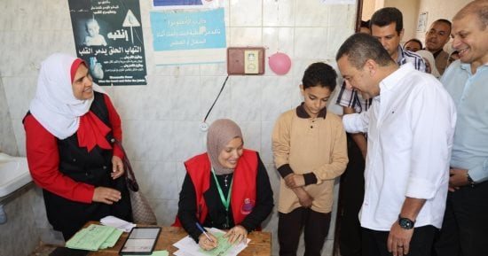 محافظ المنوفية يتفقد أعمال حملة الكشف عن فيروس سي لطلاب الصف الأول الإعدادي