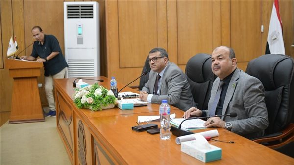 محافظ قنا يوجه بحصر الأماكن المقترحة لتنفيذ المشايات المعدنية أعلى الترع
