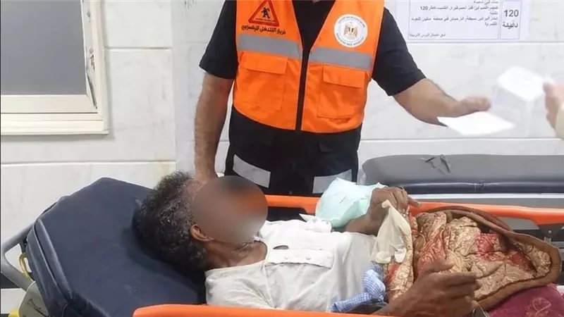 بعد العثور عليه مريضًا أمام مستشفى، التدخل السريع ينقل مسنًا بدار رعاية بالدقهلية