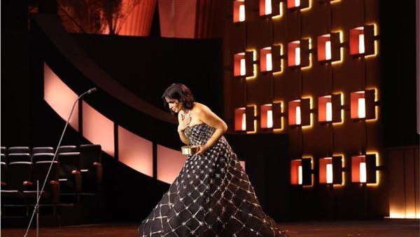 تهاني الفنانين تنهال على منى زكي بعد تكريمها بمهرجان الجونة ورسالة ابنتها وأحمد حلمي تخطف القلوب