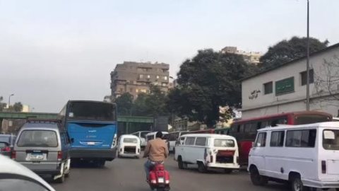 النشرة المرورية.. كثافات مرتفعة للسيارات بمحاور القاهرة والجيزة