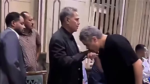 تقديرا واحتراما، معتمد جمال يقبل يد محمود سعد نجم الزمالك السابق