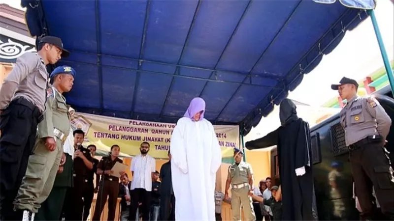 أول امرأة غير مسلمة تختار عقوبة الجلد بموجب الشريعة الإسلامية بدلًا من السجن في إندونيسيا