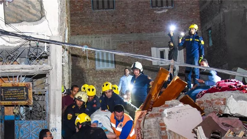 بالأسماء، ارتفاع ضحايا عقار الإسكندرية المنهار إلى حالتي وفاة ومصابتين واستمرار البحث عن 3 أطفال (فيديو)