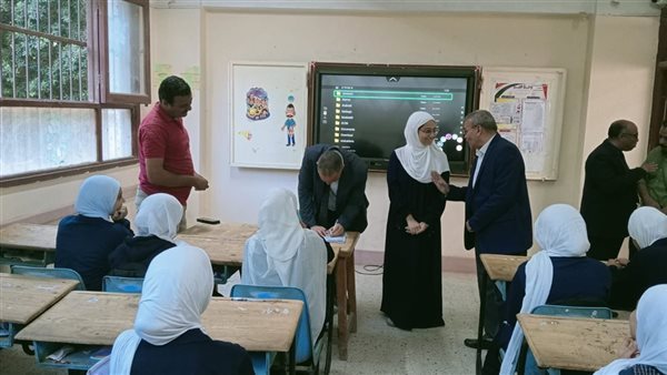 مدير تعليم أسيوط يمنح طالبات صدفا الثانوية بنات مكافأة مالية لتفوقهن