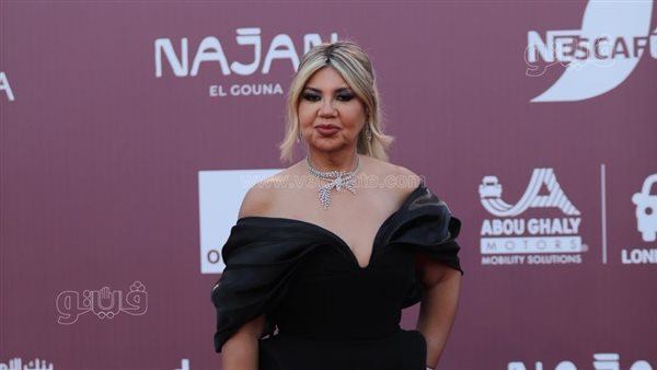 بدء توافد النجوم وصناع السينما على السجادة الحمراء في مهرجان الجونة السينمائي (صور)