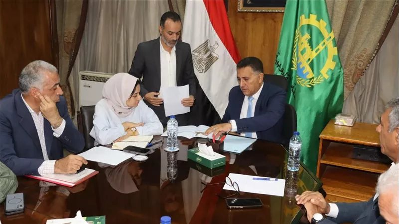 محافظ القليوبية يلتقي مسئولي شركة نهضة مصر لمناقشة تطوير منظومة النظافة