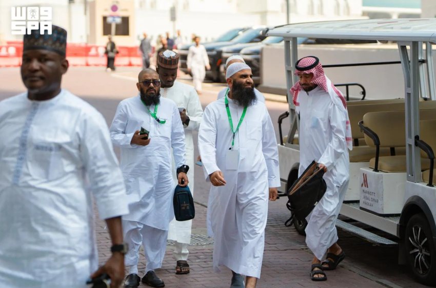 ضيوف برنامج خادم الحرمين الشريفين للعمرة والزيارة يؤدون صلاة الجمعة بالمسجد الحرام وسط أجواء إيمانية سادتها السكينة والخشوع