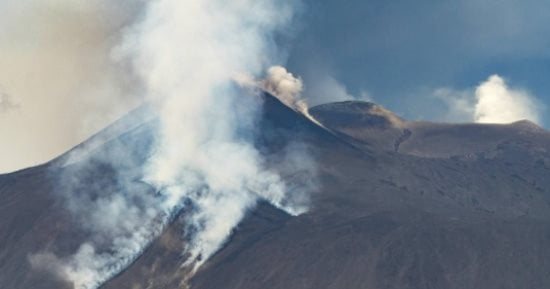 رفع حالة التأهب في الفلبين بعد انبعاث سحابة رماد نحو السماء من بركان نشط