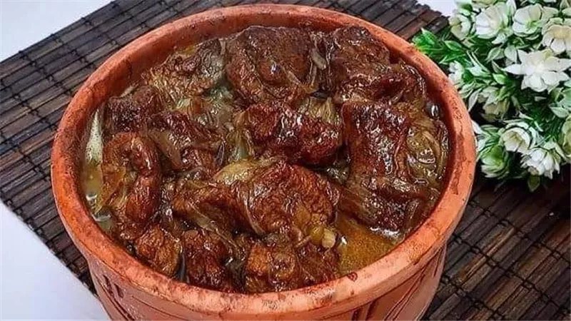 طريقة عمل اللحمة بالبصل لغداء سريع التحضير وقيمته الغذائية عالية