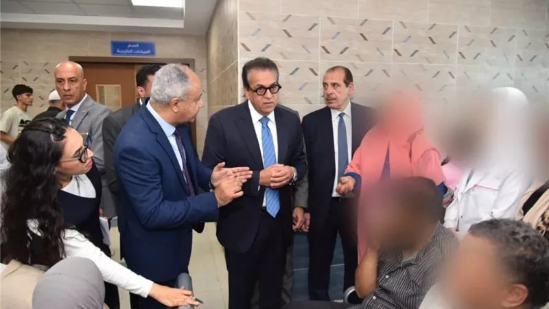 وزير الصحة يجري جولة مفاجئة بمستشفى "المدينة" بالعبور، ويوجه بإعادة توزيع الصيادلة وفق الاحتياجات