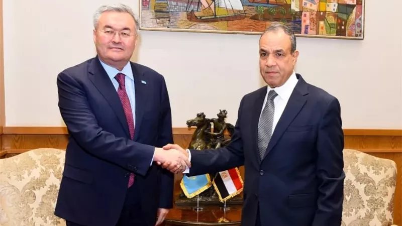 وزير الخارجية ونظيره الكازاخي يوقعان بروتوكولا للإعفاء المتبادل من التأشيرات الدبلوماسية (صور)