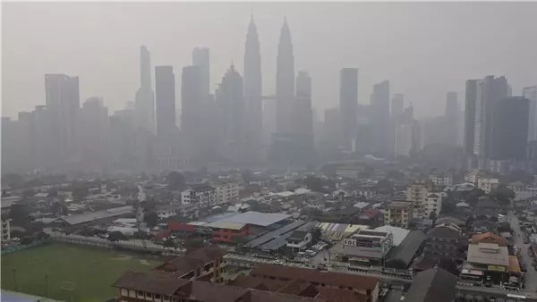 بسبب حرائق إندونيسيا، الضباب يدفع ماليزيا إلى إغلاق المدارس في عدة ولايات اليوم