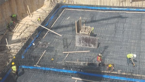 نائب رئيس هيئة المجتمعات العمرانية يستعرض معدلات تنفيذ مشروعات البنية التحتية بحدائق العاشر