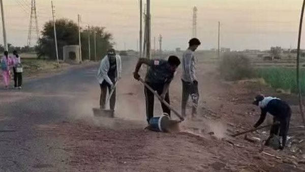أهالي عين عيش بالوادي الجديد يتطوعون لإصلاح الطرق وتجميل القرية