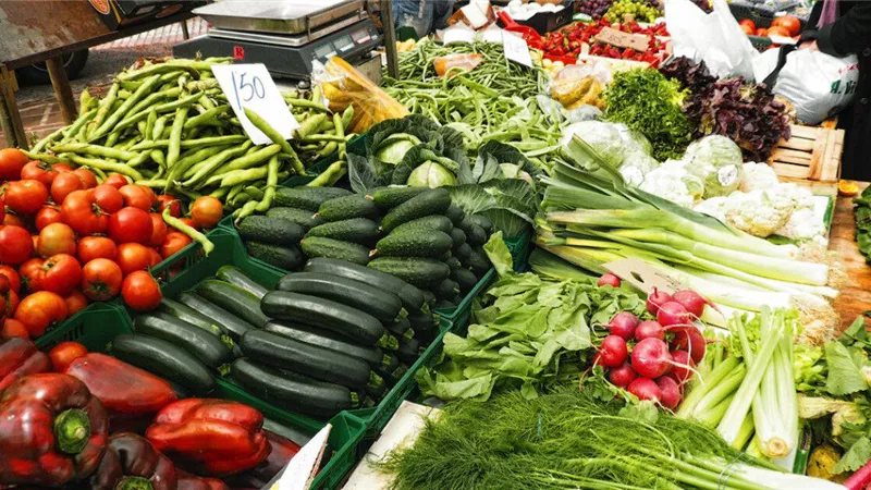 سعر الخضار اليوم، الطماطم تعاود الارتفاع وانخفاض 6 أصناف منها الليمون البلدي والخيار