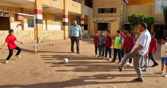 مدير تعليم أبوتشت بقنا يشارك التلاميذ ضربات الترجيح فى مباراة كرة قدم
