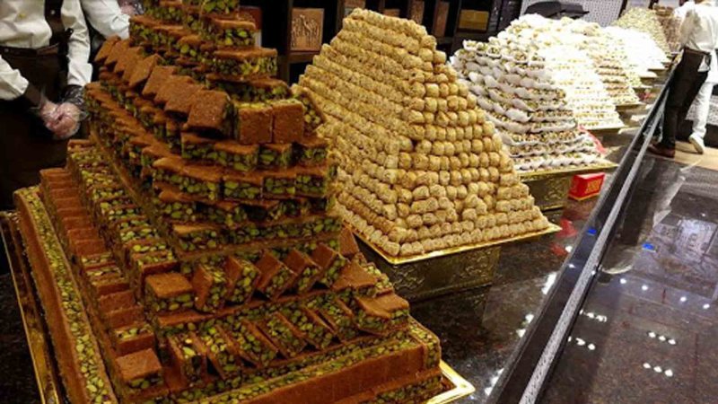 غلاء الفاخر ينعش “حلويات الأرصفة”.. و”حماية المستهلك ” تحذر