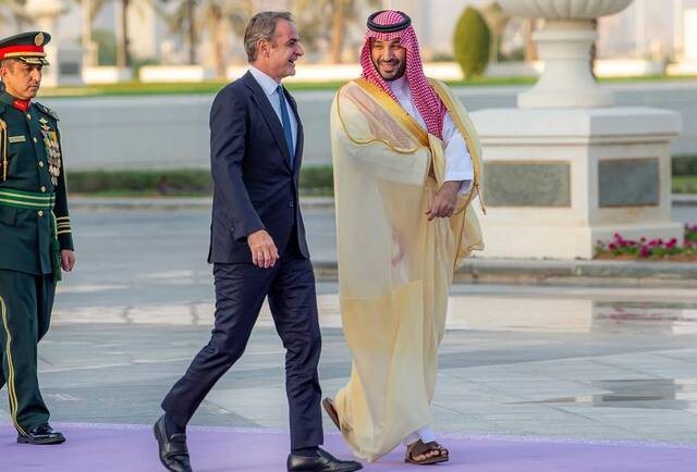 ولي العهد يبحث مع رئيس وزراء اليونان تعزيز التعاون والتطورات الإقليمية