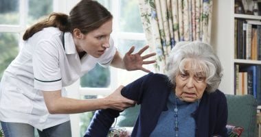 العزل ومنع العلاج.. 9 حالات بالقانون يعتبر فيها المسن معرضا للخطر