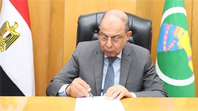 محافظ المنيا يتابع الحالة الصحية لمصابي حادثي طريق الجيش