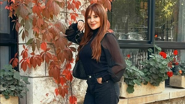 بطريقتها الخاصة، كارول سماحة تحتفل بالخريف في شوارع لبنان