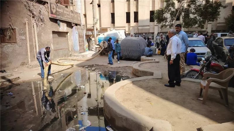 استجابة لشكاوى الأهالي، تحرك عاجل لمعالجة طفح الصرف الصحي بشارع المحكمة في المنيا