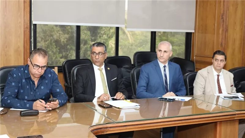 جامعة السويس تستعد لامتحانات الميدتيرم وتكرم مدير وحدة نظم المعلومات الإدارية السابق