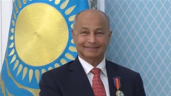 وسام "دوستيك" الكازاخستاني يتوج مسيرة حسين المسلم رئيس الاتحاد الدولي لألعاب الماء