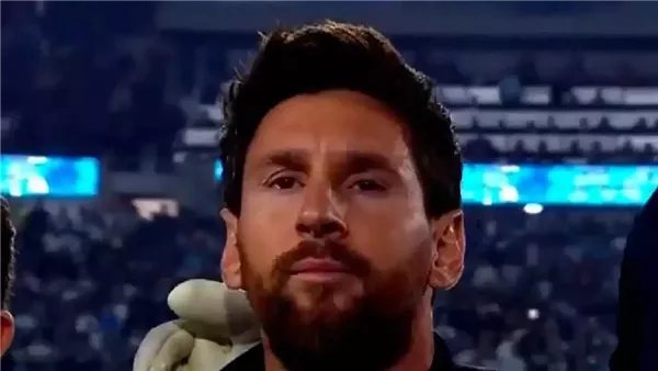 بحضور عائلته، دموع ميسي تتصدر المشهد في مباراة الوداع (فيديو)