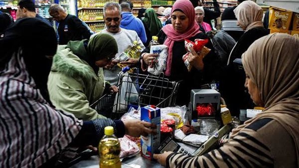بين مطرقة الدولار وسندان التجار، اقتصاديون يكشفون سر عدم انخفاض الأسعار بالأسواق رغم تراجع التضخم