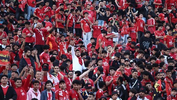 شاهد رد فعل جماهير الأهلي بعد تواجد مهدي سليمان حارس الزمالك في منطقة إحماء الأحمر (فيديو)