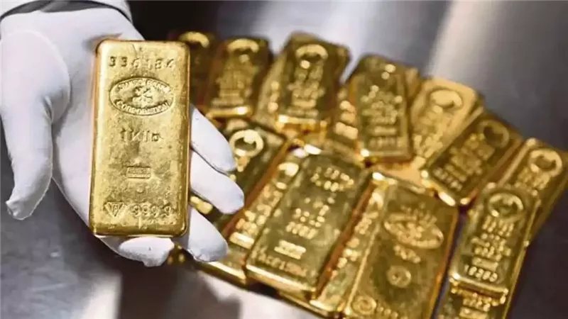 انخفاض أسعار الذهب مع ترقب المستثمرين إشارات من المركزي الأمريكي بشأن الفائدة